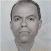 Profesor deportivo dicta clases de natación para niños